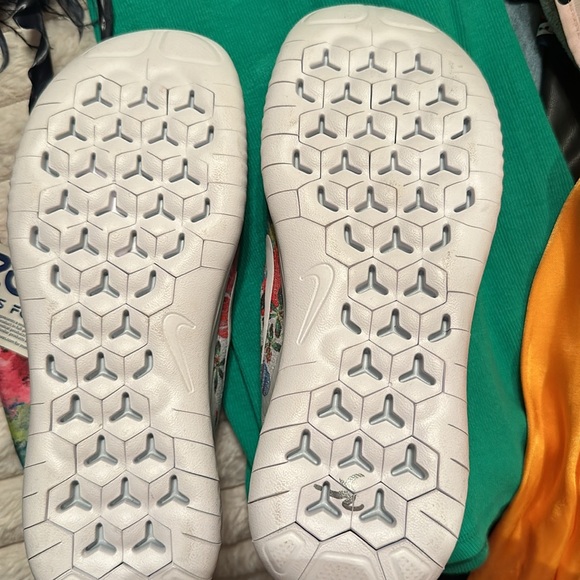 NIKE FREE RN GREY WITH TROPICAL FLORALS - Picture 6 of 6